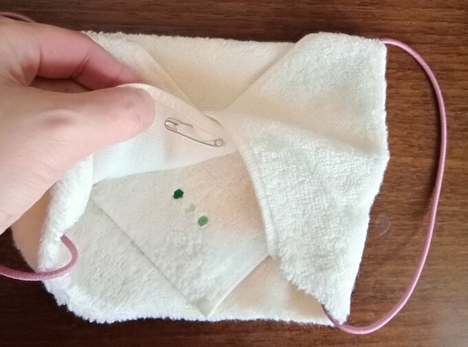 内側から安全ピンで留めた様子