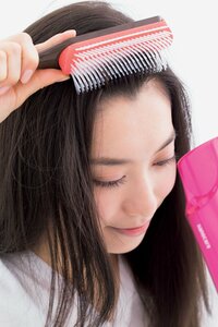 サイドと前髪をブローする