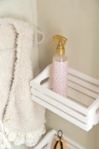 スプレーボトルは小花柄で周囲になじませる