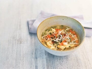 油揚げ、シラスのやせスープ。おなかの調子を整え、うるおい効果も