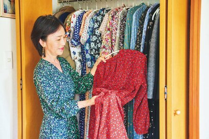 63歳、「ワンピースだけ」のクローゼット。服選びがラクに、似合わないものは手放せた