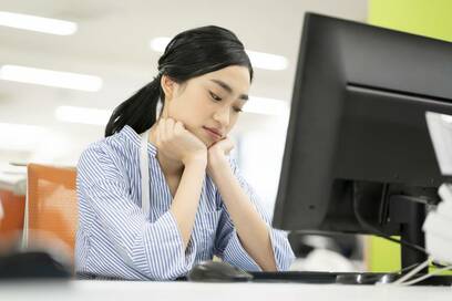 適応障害が悪化するとうつ病に発展？改善させるために「変えるべき」2つのこと