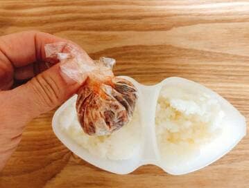 残ったおかずをムダにしない冷凍。おにぎりにすれば昼が食べごろ