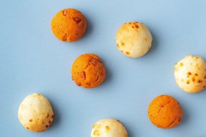 1時間で完成、まあるい「ミニ米粉パン」レシピ2つ。トマトジュースを生地に混ぜて簡単ピザ風に