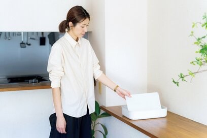 家がキレイな人の「リビング＆子ども部屋」収納ルール4つ。夏休みのプリントや作品もすっきり