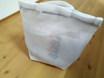 ダイソーのバッグ型洗濯ネットが優秀！持ち運べてそのまま洗える