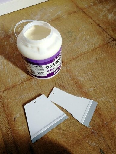 ボンドとクシ目ゴテ