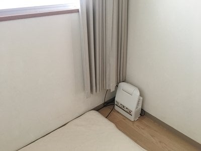 寝室のすみに布団乾燥機