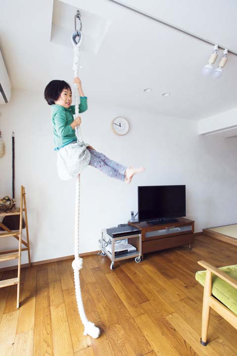 リビングに取り付けたロープ