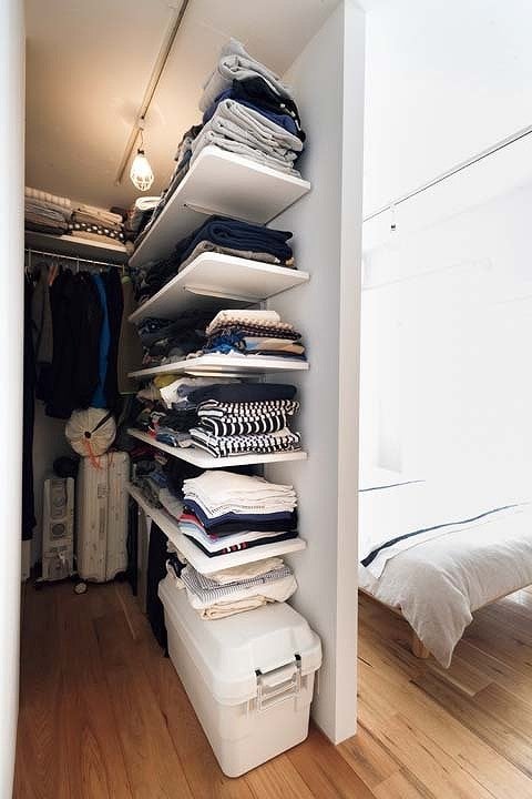 寝室に設けたオープンタイプのウォークインクロゼット