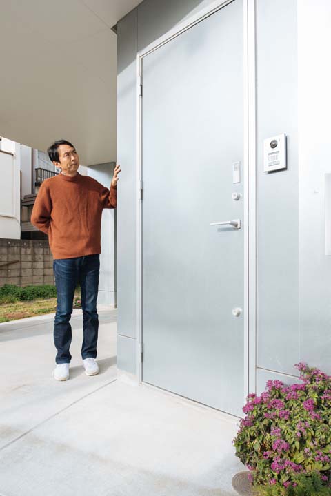 シルバーの鉄板を使った外壁