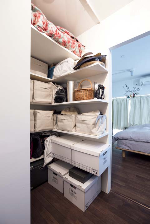 棚を取り付けてスペースをフル活用できるようにしたウォークインクロゼット内部