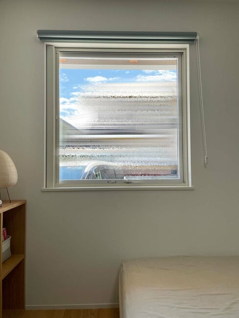 寝室の大きな窓