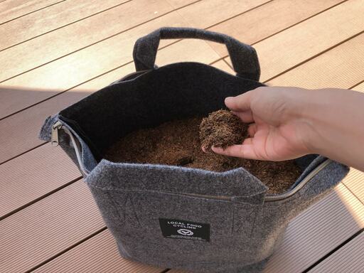 最初はコンポスト基材を3分の2ほど入れる