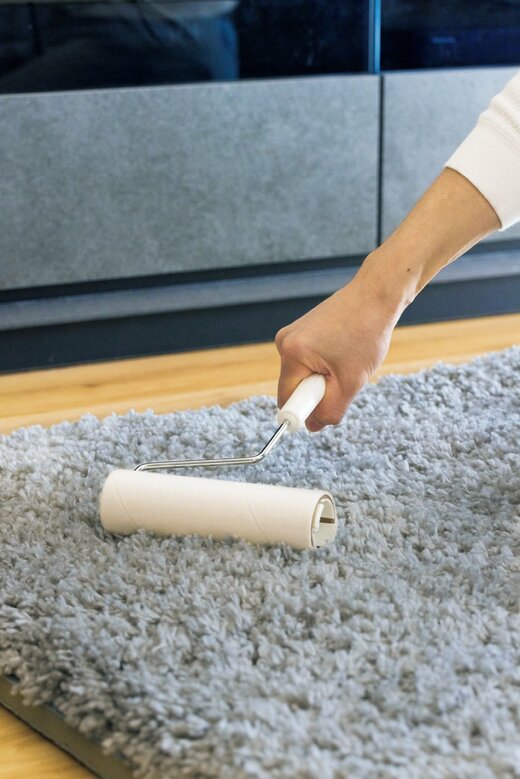 粘着テープでラグを掃除している様子