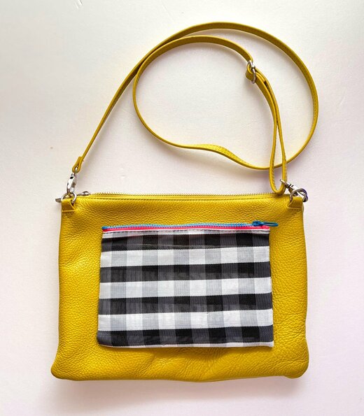 ポーチと肩かけバッグ