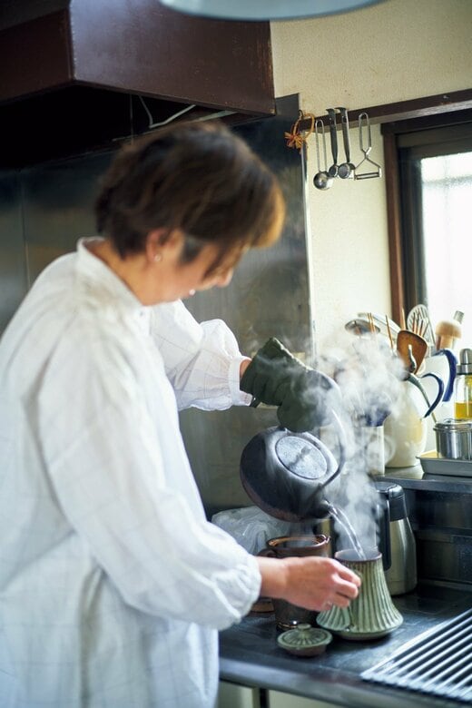 鉄瓶でお湯を沸かす人