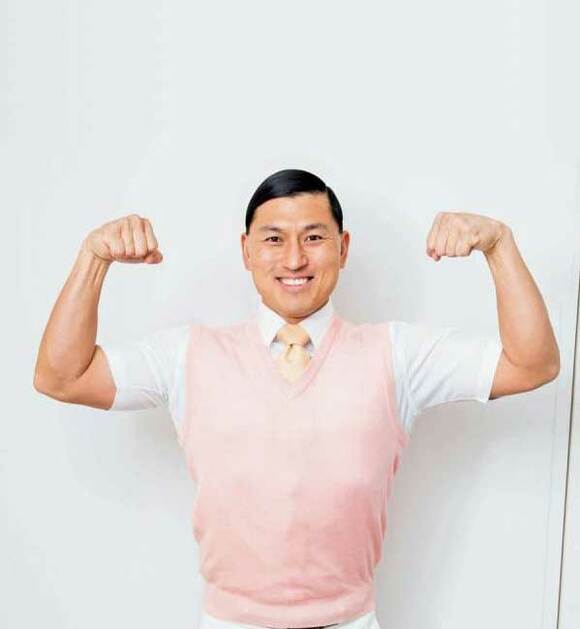 ポーズをとる春日さん