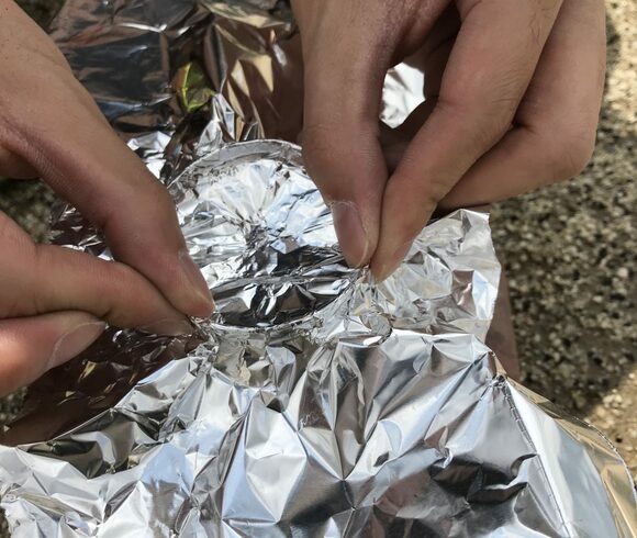 アルミホイルでフタをします