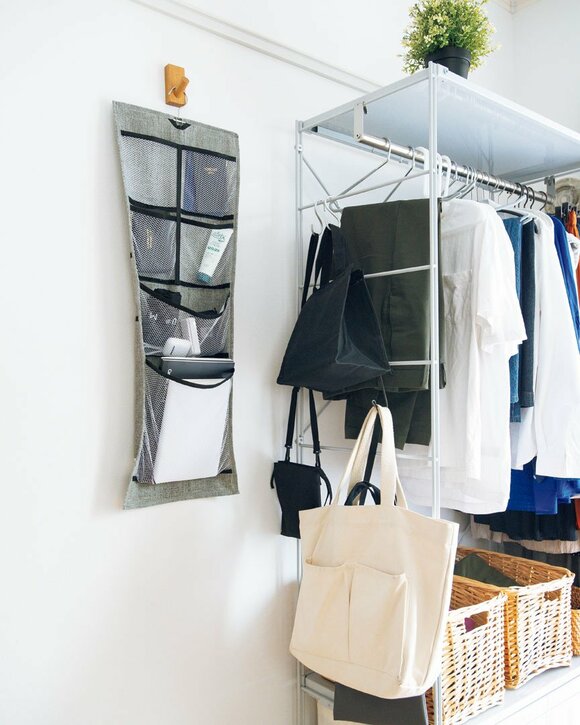 洋服用棚にバッグ