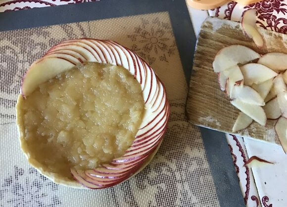 中心部分は円周が小さくリンゴが折れやすくなるので、薄めにスライスして巻いたものを使う。