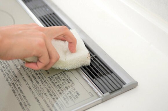 コンロ回りや魚焼きグリル内の汚れを落とし、水ぶきする