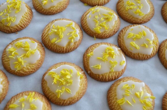 花びらを散らす