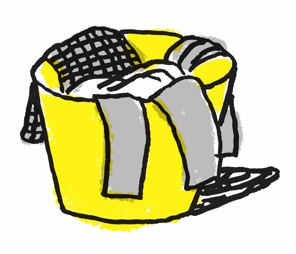 洗濯物をたたまずにカゴに入れているイラスト