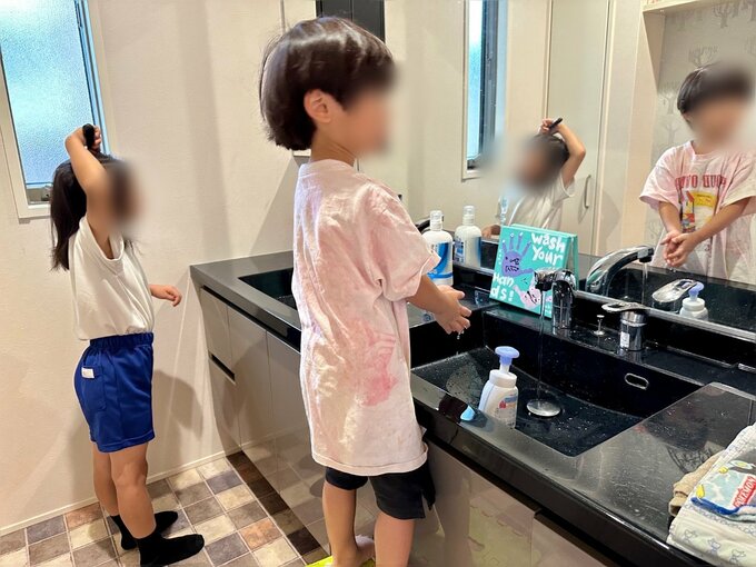洗面所で身支度や手洗いをする子ども