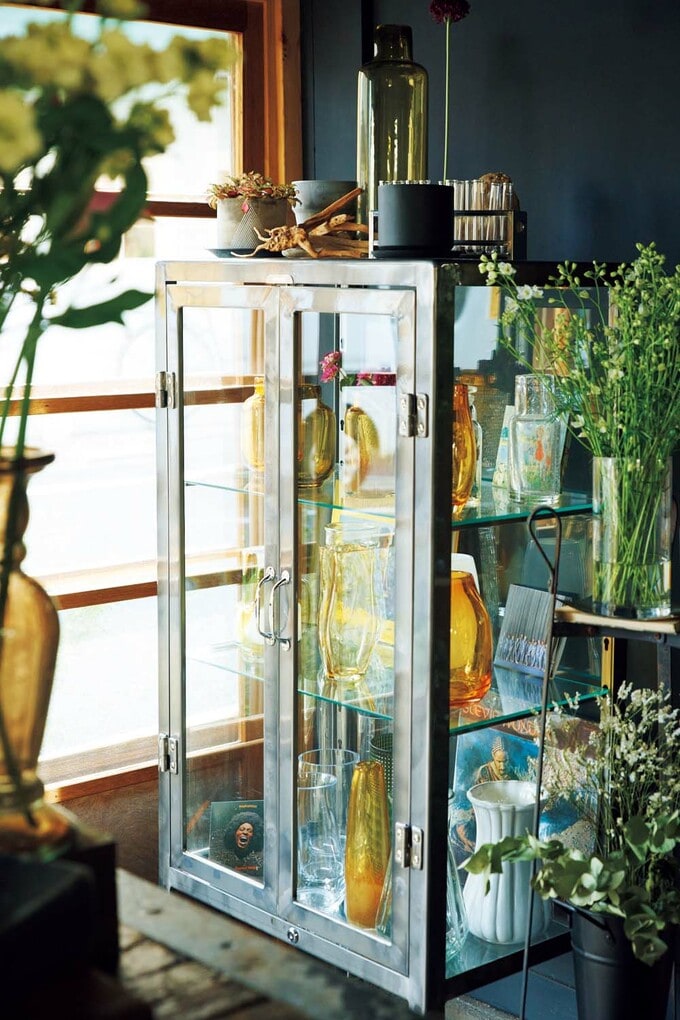 花器が並ぶガラスケース