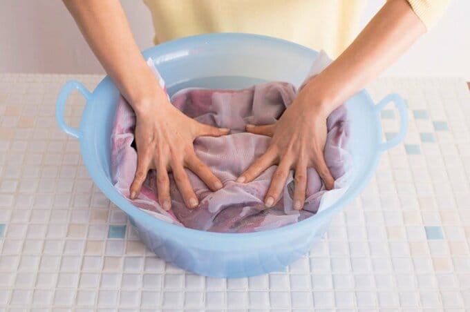 力を入れずにそっと押す