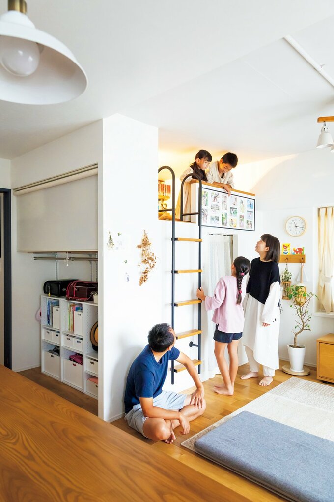 ロフト周りに集まる家族