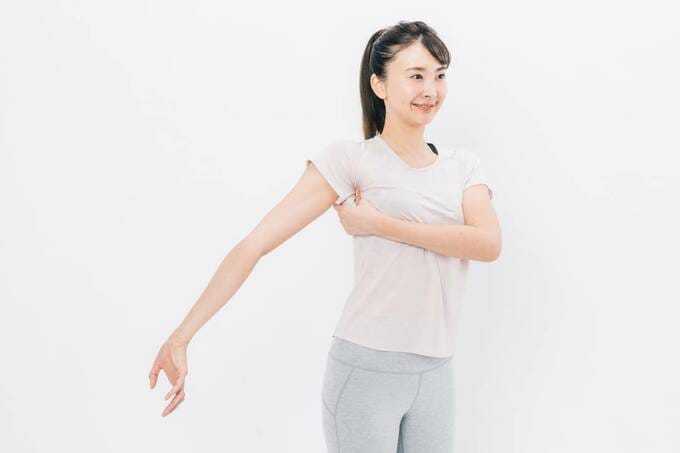 腕を内側にひねって広背筋を親指と人差し指でつかむ