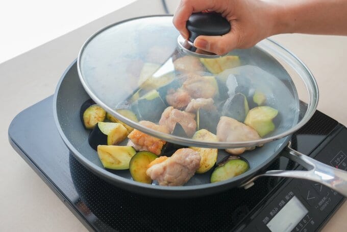 鶏とナスの蒸し焼き