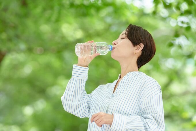 水を飲む女性