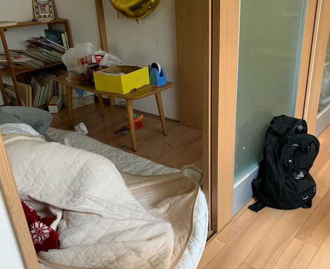 8年前、会社員時代に住んでいた賃貸マンション。棚からものが崩れ、散らかった部屋で仮眠を取るだけの日々が続いていた