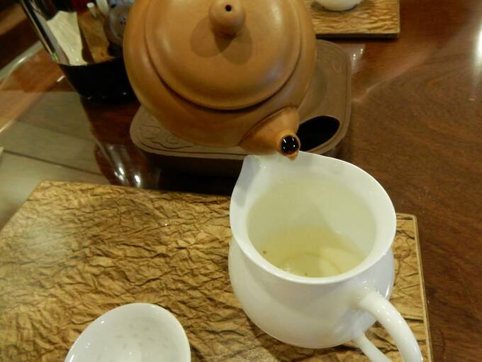 急須で注ぐ様子