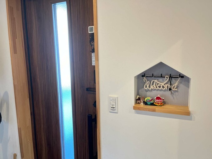 玄関ドアとニッチ