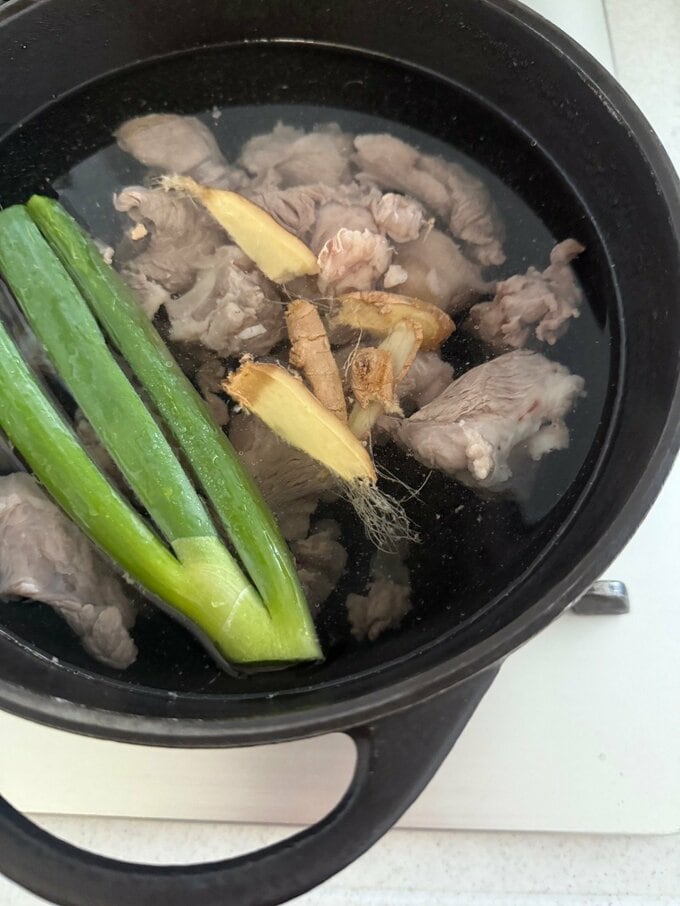 煮込み中の牛すじ