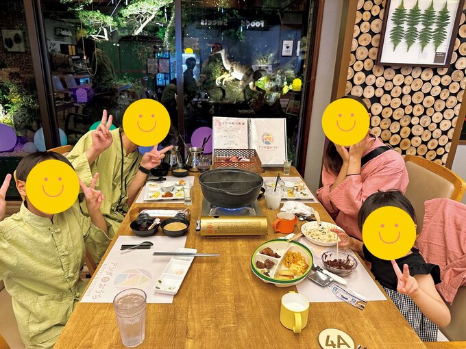 家族旅行の食事シーン