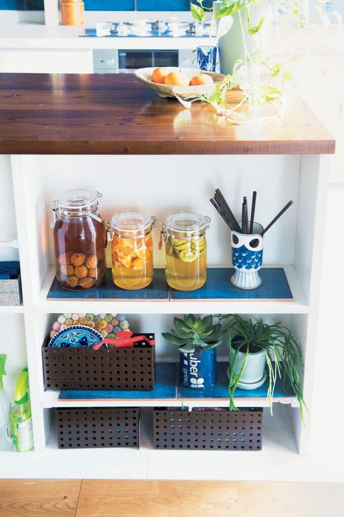 つっぱり棒で棚に色々なものを乗せたところ