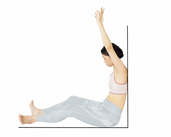 壁に背をつけて座ると、ひざが曲がってお尻が壁から離れている