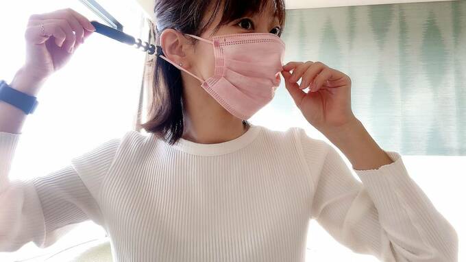 マスクバンドをひっかけたマスクをつける様子