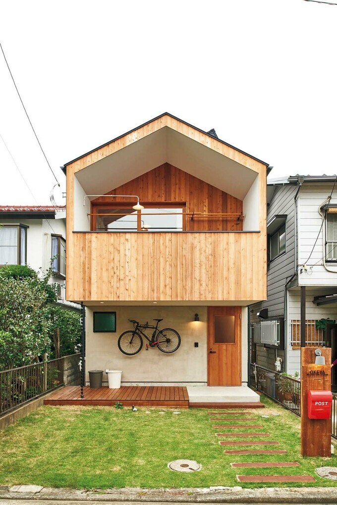 1階にもバルコニーと同じイタウバを使用