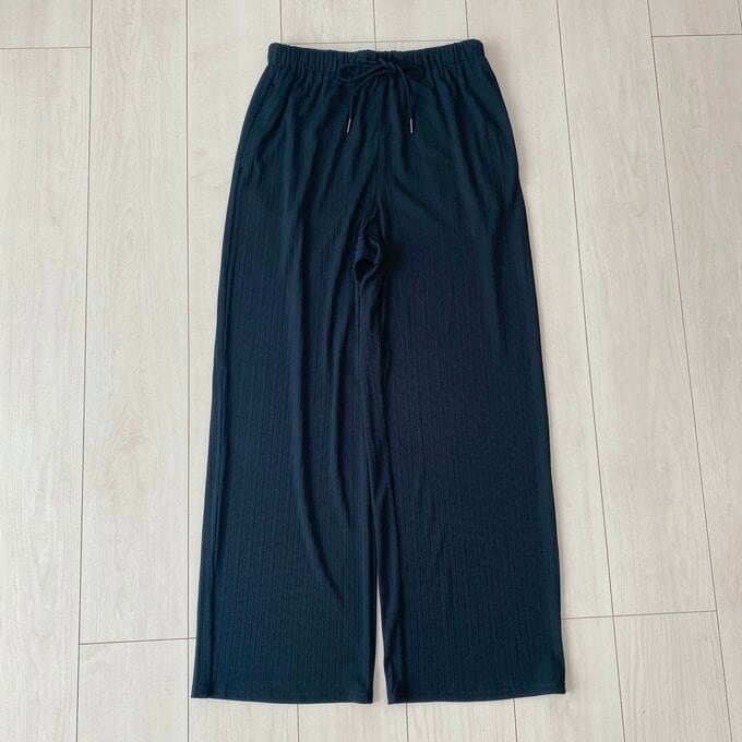 ワイドパンツ前