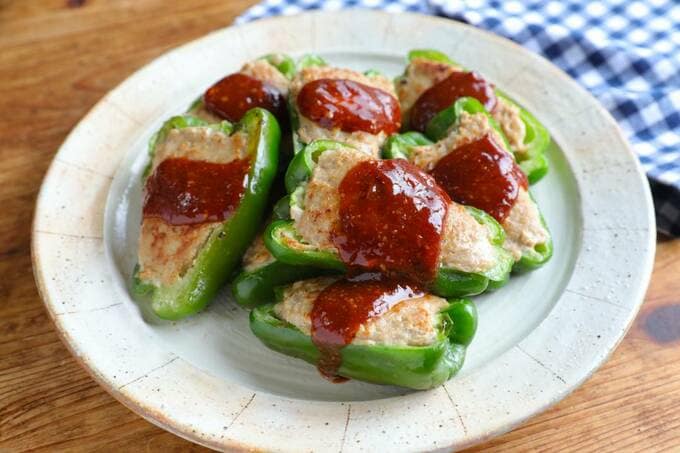お皿にピーマンの肉づめ