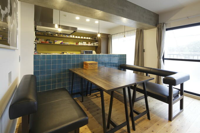 ブルーのタイル貼りのキッチンカウンター