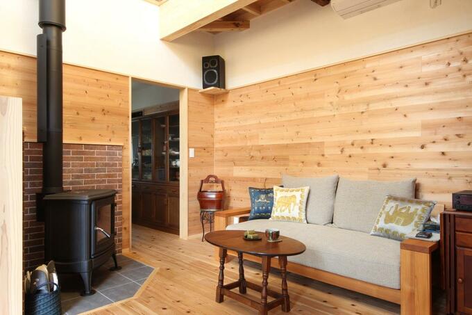 吹き抜けから光の降り注ぐリビング