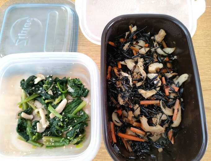 （時間のあるときにつくったホウレンソウのごま和え＆ひじきの煮物）