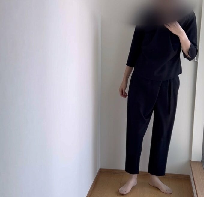 上下黒い服の女性